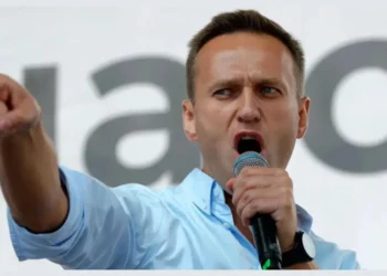 Alexei Navalny delivering a passionate speech, symbolizing his fearless fight against corruption before Alexei Navalny's death.
