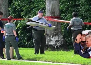 Authorities combing the scene at Trump’s Florida golf course after the Trump shocking assassination attempt 2024, with investigators searching for evidence near the club