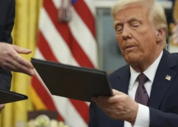 President Donald Trump signs an executive order in the Oval Office on January 20, 2025, halting foreign aid funding. (AP Photo/Evan Vucci)