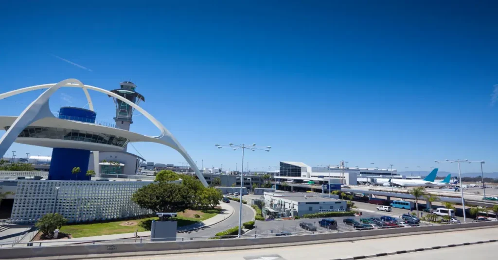 Terrifying Near-Miss at LAX: Gonzaga Team Plane Avoids Collision with Delta Jet View of Los Angeles International Airport (LAX), the site of a recent near-miss incident involving the Gonzaga basketball team’s plane and a Delta jet.
