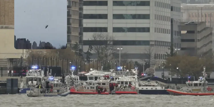 Rescue boats respond to New York helicopter crash in Hudson River near Holland Tunnel
