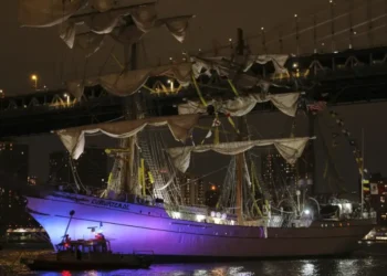 Mexican Navy tall ship Cuauhtémoc stranded beneath Manhattan Bridge after Brooklyn Bridge collision