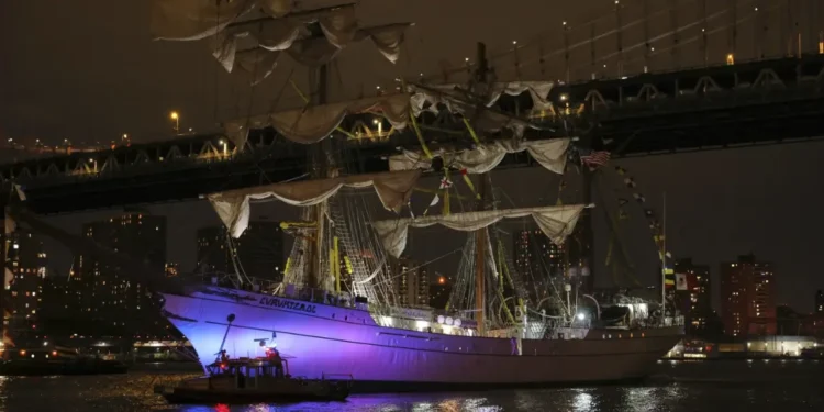 Mexican Navy tall ship Cuauhtémoc stranded beneath Manhattan Bridge after Brooklyn Bridge collision