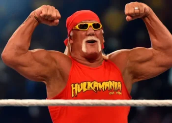 Hulk Hogan flexing in red Hulkamania shirt before crowd – Hulk Hogan dead at 71