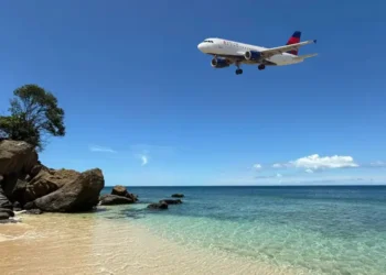 Grenada winter travel gains momentum as a Delta Air Lines aircraft approaches the island’s coastline