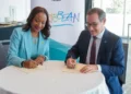 Dona Regis-Prosper and Rafael Echevarne sign the CTO ACI-LAC agreement in Bermuda to strengthen Caribbean air connectivity.