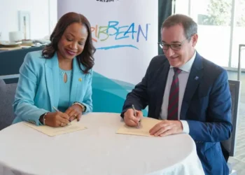 Dona Regis-Prosper and Rafael Echevarne sign the CTO ACI-LAC agreement in Bermuda to strengthen Caribbean air connectivity.