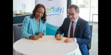 Dona Regis-Prosper and Rafael Echevarne sign the CTO ACI-LAC agreement in Bermuda to strengthen Caribbean air connectivity.