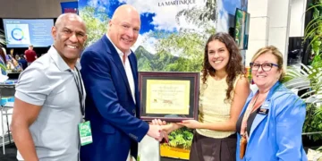 Martinique airlift highlighted as officials present Best Booth Activation award in Fort Lauderdale