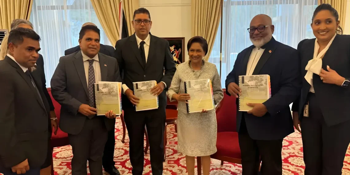 Prime Minister Kamla Persad-Bissessar meets committee members during Trinidad and Tobago Energy Recovery discussions