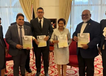 Prime Minister Kamla Persad-Bissessar meets committee members during Trinidad and Tobago Energy Recovery discussions