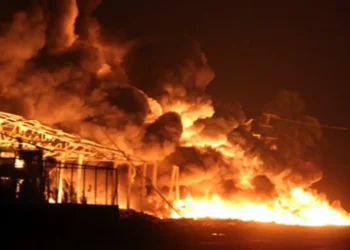 Venezuela PDVSA Gas Blast engulfs industrial facility in heavy black smoke and flames at night, Lake Maracaibo May 2026