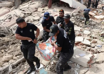 Venezuela earthquake death toll rises as police carry body recovered from collapsed building rubble in La Guaira June 25 2026