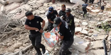 Venezuela earthquake death toll rises as police carry body recovered from collapsed building rubble in La Guaira June 25 2026