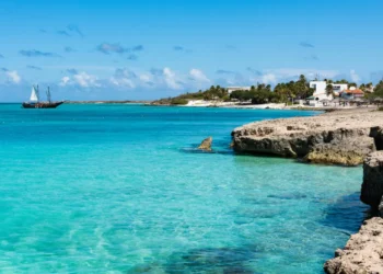 Safest Caribbean islands feature Aruba’s turquoise coastline and Arashi Beach